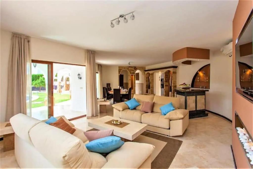 Summer Offers! Fabulous Luxury Villa Near The Beach Sleeps 8 เบนัลมาเดนา ภายนอก รูปภาพ