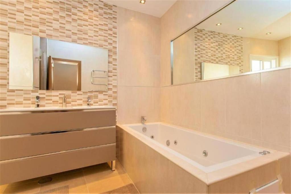 Summer Offers! Fabulous Luxury Villa Near The Beach Sleeps 8 เบนัลมาเดนา ภายนอก รูปภาพ